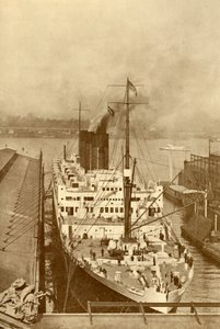 A Famous French Liner, The Paris 34.569 Tons, c1930. av Unbekannt