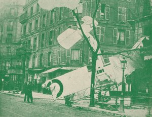 Et fransk fly går ned i en gate i Paris, c1917 1919 av Unbekannt