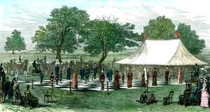 Et spill i sjakk med levende stykker, 1882 av Unbekannt