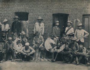 En gruppe afrikanere og zuluer, ca 1900. av Unbekannt