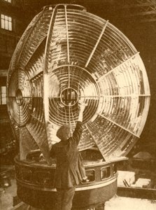 En fyrlykt med gruppeblinkende linser, c1930. av Unbekannt
