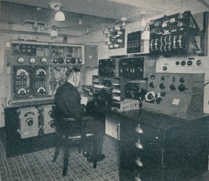 En trådløs operatør fra Marconi mottar trådløse meldinger når keiserinnen av Storbritannia krysser Atlanterhavet av Unbekannt
