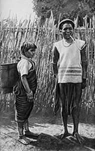Et Moi-par inne i landsbypalissaden, Afrika, 1922 av Unbekannt