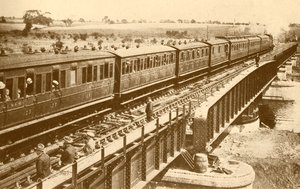 Et tog som passerer over broen, c1930. av Unbekannt