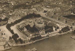 En utsikt over hans festning uante av William The Conqueror: The Tower from the Air, c1935. av Unbekannt