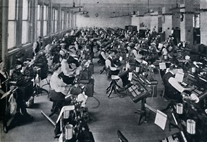En visning av det største batteriet av komponerende maskiner i verden, 1916 av Unbekannt