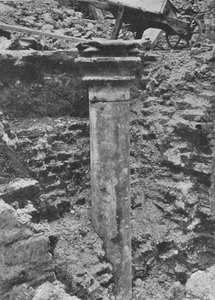 En kolonne i hallen til Blackfriars Priory, City of London, 1906 av Unbekannt