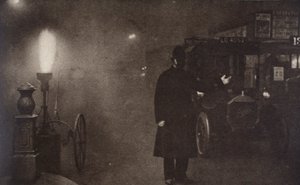 En konstabel som dirigerer trafikken i tåken, London, c1910-c1920s av Unbekannt