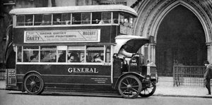 En dobbeltdekker buss som står utenfor Law Courts, London, 1926-1927 av Unbekannt