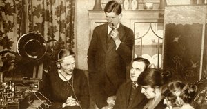 En familie som lytter til resultatene av stortingsvalget i 1923, 1935. av Unbekannt