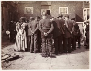 En fiskeauksjon, ca 1905 av Unbekannt