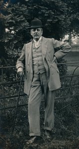 En gentleman iført dress og bowlerhatt c1910 av Unbekannt