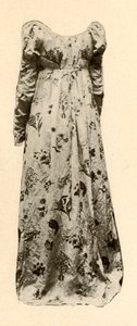 En kjole av brunglasert chintz, båret av Madame Chevalier, c1795, 1937. av Unbekannt