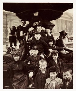 En gruppe barn foran Steble-fontenen, Liverpool, tatt av en ukjent fotograf i ca 1905 av Unbekannt