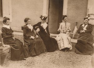 En gruppe kvinner som snakker, 1937 av Unbekannt