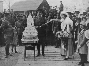 Et kakibryllup: Skjæring av bryllupskaken med brudgommens sverd, 1915 av Unbekannt