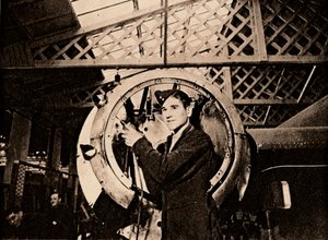 En metallarbeider med automatisk bor som fjerner et motorhus, 1940 av Unbekannt