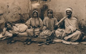 Et fotografi som viser tradisjonelle arabiske mennesker, c1909 av Unbekannt