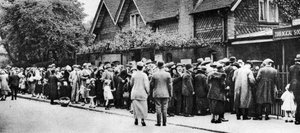 En kø til dyrehagen på en nasjonal helligdag, London, 1926-1927 av Unbekannt