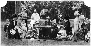 En kongelig familiefest på Osborne House, Isle of Wight, c1890-1900, 1935 av Unbekannt