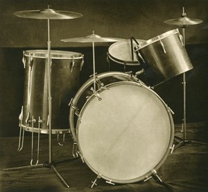 Et sett med perkusjonsinstrumenter trommer og cymbaler av tsjekkisk fabrikat, 1948 av Unbekannt