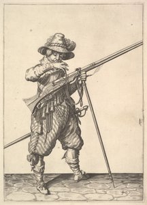 En soldat som blåser på en fyrstikk, fra Musketeers-serien, plate 40, i Wapenhandelinghe van Ro.... av Unbekannt