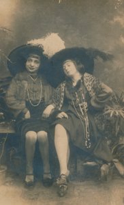 Et studiofotografi av to damer, c1910 av Unbekannt
