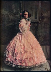 En ballkjole med tre volanger av rosa silke, med overkjole av hvitblomstret gasbind, 1850-60, c1913 av Unbekannt
