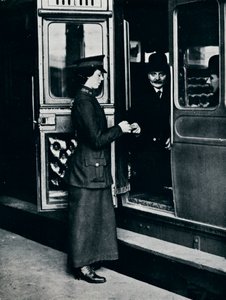 En kvinnelig billettkontrollør på jobb, c1914 av Unbekannt