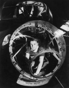 En kvinne som jobber på et Lancaster-bombefly, andre verdenskrig, 1940-tallet av Unbekannt