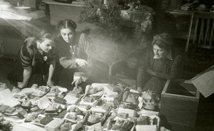 Skuespillerinner fra Moscow Art Theatre forbereder gaver til den røde hæren, USSR, 1943 av Unbekannt