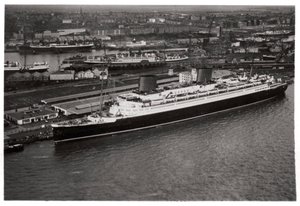 Luftfoto av Bremen havn, Tyskland, og linjeskipet Europa, fra en Zeppelin, c1931 1933 av Unbekannt