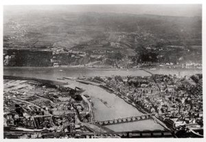 Luftfoto av Koblenz, Rhein-Pfalz, Tyskland, fra en Zeppelin, c1931 1933 av Unbekannt