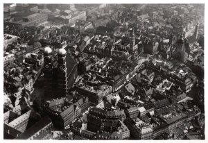 Luftfoto av Frauenkirche, München, Tyskland, fra en Zeppelin, c1931 1933 av Unbekannt