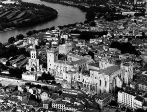 Luftutsikt over pavenes palass (1335-1355) og katedralen Notre Dame des Doms (Notre-Dame-des-Doms) (1100-tallet). Avignon, Vaucluse av Unbekannt