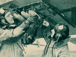 Luftobservatør som mottar bombetrening, 1940 av Unbekannt