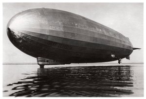 Luftskip LZ127 Graf Zeppelin lander på Bodensjøen, Tyskland, 1933 av Unbekannt