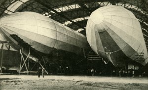 Luftskip i hangar, første verdenskrig, 1914, c1920. av Unbekannt