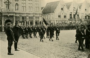 Albert I fra Belgia gjennomgår tropper, første verdenskrig, 1914, c1920. av Unbekannt