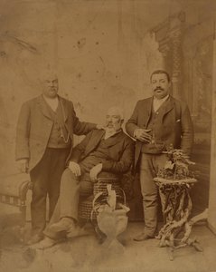 Albumtrykk av tre medlemmer av Boyd-familien, 1890-1930. av Unbekannt
