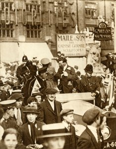 Alcock og Brown ... etter den første non-stop transatlantiske flyturen, London, juni 1919, 1935. av Unbekannt
