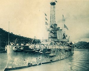 Det amerikanske slagskipet Missouri passerer gjennom Panamakanalen av Unbekannt