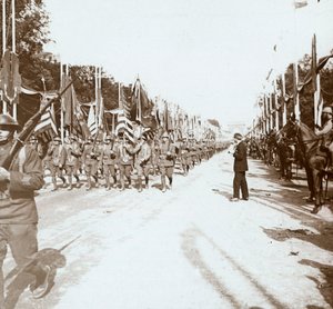 Amerikanske tropper marsjerer i seiersparade, Paris, Frankrike, c1918-c1919 av Unbekannt
