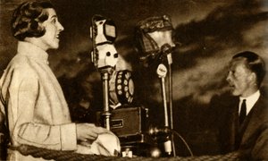 Amy Johnson kringkaster fra Croydon flyplass, 1930, 1933. av Unbekannt