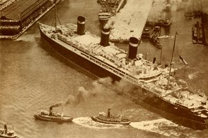 Et flyfoto av Leviathan som blir slept av små taubåter inn i kaien hennes i New York, c1930 av Unbekannt