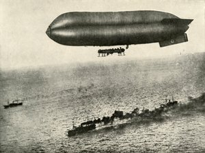 Et luftskip som eskorterer en konvoi, 1919. av Unbekannt