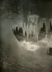 En ishule om vinteren. Fotografert av Light of Hurricane Lamps, c1908, 1909. av Unbekannt