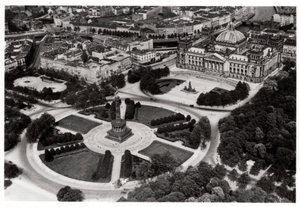 Et luftfoto av Konigsplatz, München, Tyskland, fra en Zeppelin, c1931 1933 av Unbekannt