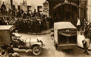 En ambulanse kjører inn i Charing Cross Hospital med skader..., London, 1914, 1933. av Unbekannt