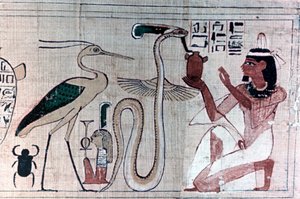 Gammel egyptisk dødspapyrus som kneler foran en slange av Unbekannt